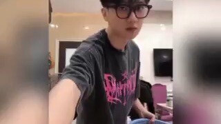 Cách vẩy rau đẹp trai quá :3