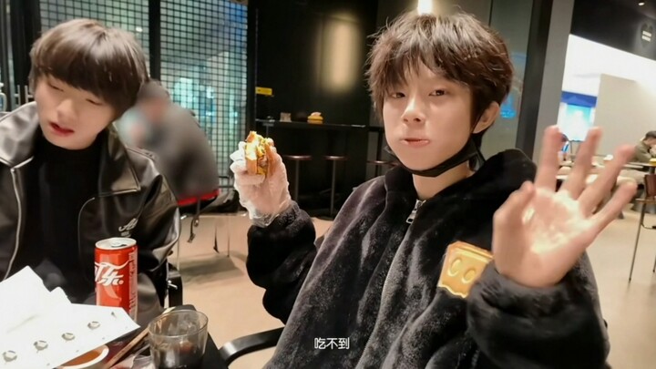 [Chen Sihan] Sihan’s Little Daily Life 18.0 | “Going bar-hopping with friends! Enjoying some delicio