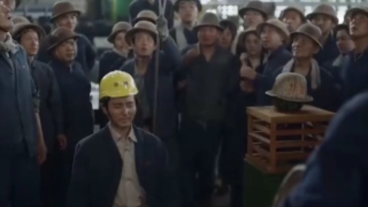 Nhân viên lâu năm không tin vào chiếc mũ bảo hộ mới, cuối cùng bị thí nghiệm “dằn mặt”