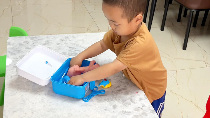 A heartwarming scene captured on camera: the son is so touching!