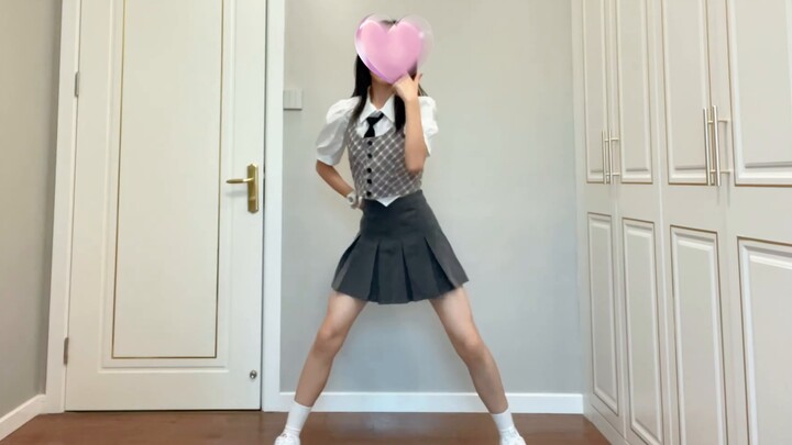 Female junior high school student dances to (G) I-DLE girl group's "Tomboy" dance mirror