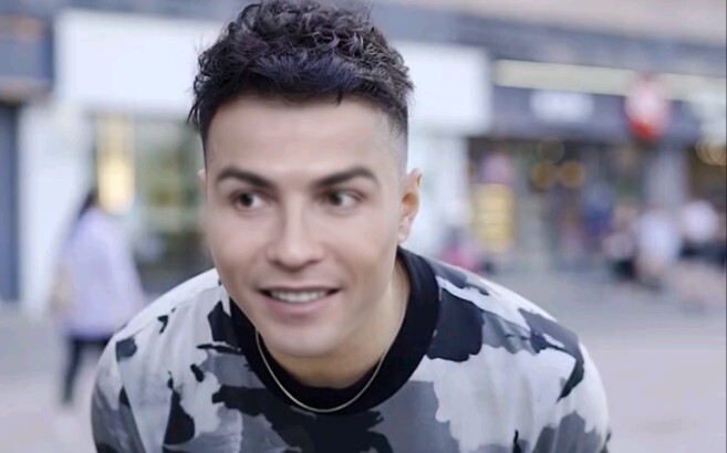 คริสเตียโน่ โรนัลโด้ ร้องเพลง “รักเธอที่อุณหภูมิ 105°C”!