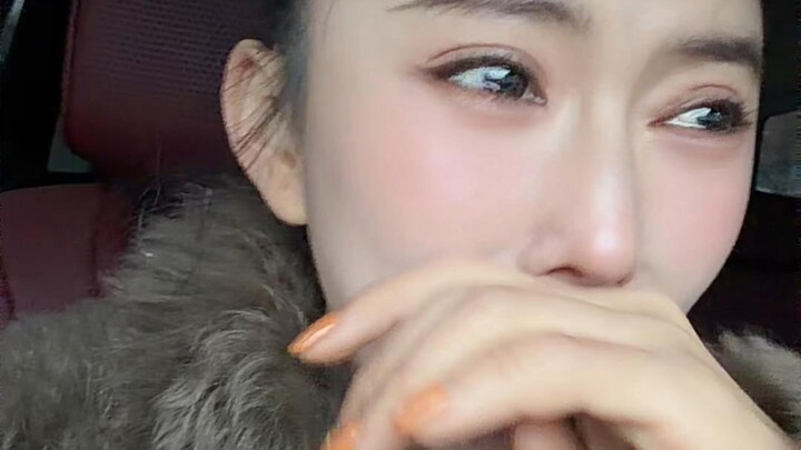 لحظة انهيار ابنة أخي الصغيرة البالغة من العمر 7 سنوات عند إرسالها إلى مدرسة داخلية~