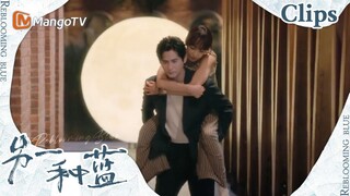 【CLIPS】柯岩主动蹲下背起陈小满《另一种蓝》 | Reblooming Blue｜MangoTV Drama