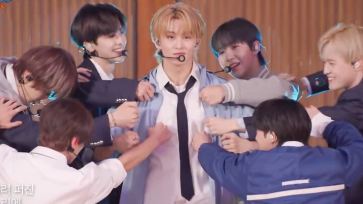 Đột kích sân trường sau bao ngày mong đợi! Màn trình diễn trực tiếp “Candy + Smoothie + When I’m Wit