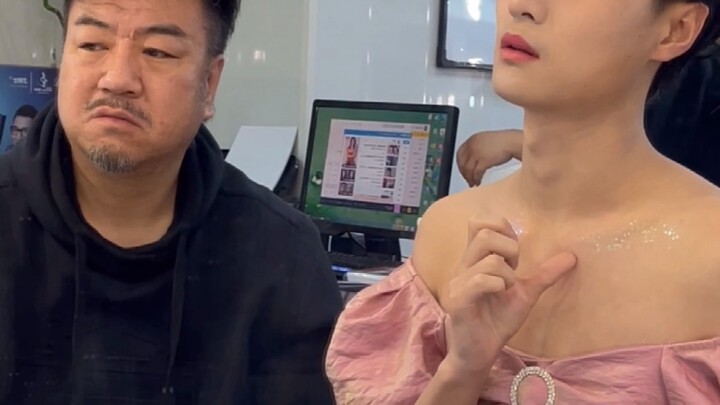 Why don’t I have collarbones? @Ma Xiao Tiao is here #Tong