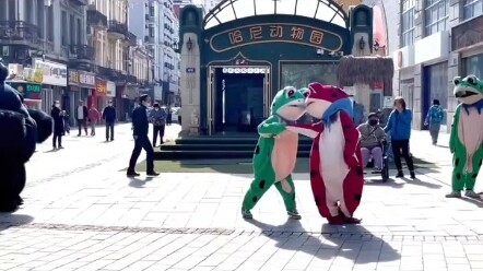 Nhìn mà tôi muốn mua một con rối ếch để phát điên đây