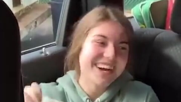 Ông bố thấy cô con gái cứ dán mắt nhìn mấy anh chàng điển trai ở tiệm rửa xe, bèn lái luôn xe vào ti