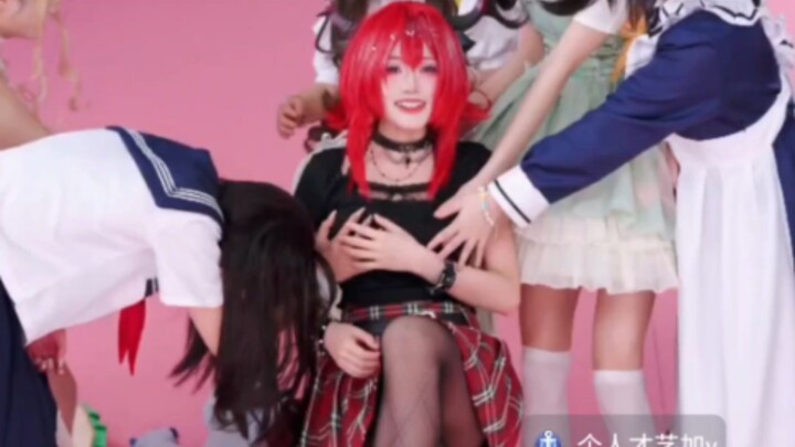 คนนับหมื่นออนไลน์พร้อมใจกันลูบไล้สตรีมเมอร์อย่างบ้าคลั่ง