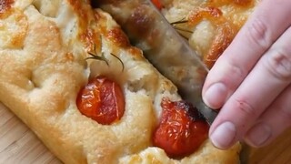 Membuat makanan secara mendalam: membuat saus, menguleni adonan, dan menumis bahan-bahan—memberikan 