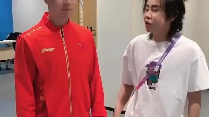 Mã Long và Vương Mông đập tay nhau hài quá