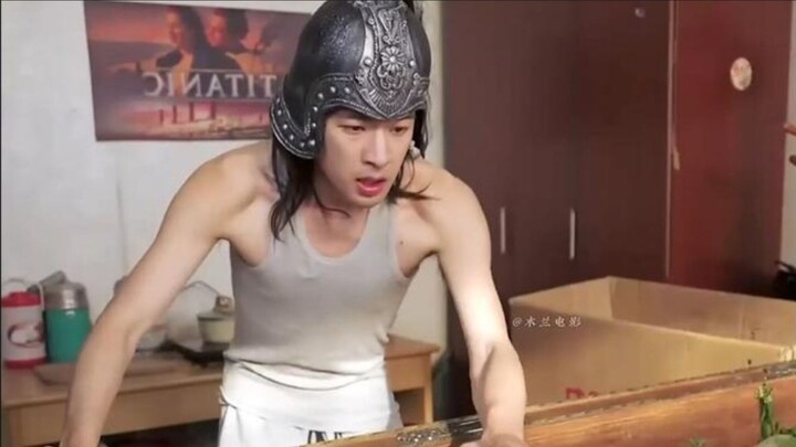 ในถาดทรายของหนุ่มสาวมีอาณาจักรคนตัวเล็กอยู่ ทุกสิ่งที่ตกลงไปจะขยายใหญ่ขึ้นเป็นร้อยเท่า!