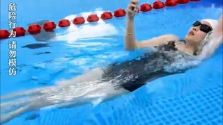 “手机党现状”， 女生边游泳边玩手机，竟然还能拿着手机在水里换方向