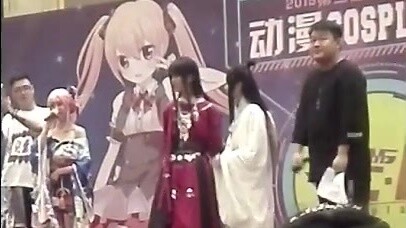 When you go to the comic exhibition of Xiong Qi's signing ceremony. . .