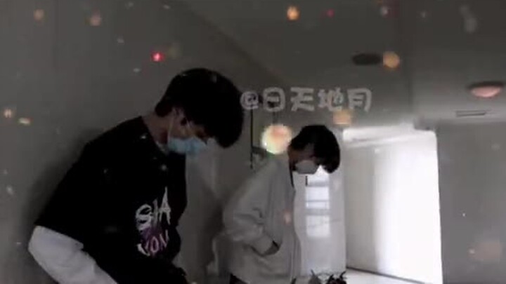 ครอบครัวของเหวินซวนและเซียงหลินเป็นห่วงกันมากแค่ไหน? สองพี่น้องมารอที่หน้าบ้านเพื่อต้อนรับกลุ่มเพื่อ