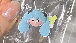 Gunakan kapur untuk menjepit permen miku