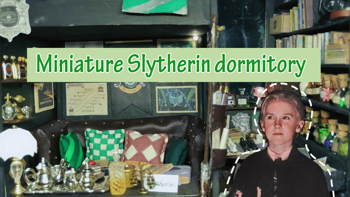 [Miniature Slytherin 2.0] Bed and Accessories in the Lounge