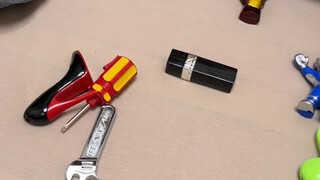 Không ngờ lại đoán sai nữa, toàn thân chỉ còn có năm đồng, đều đưa hết cho vợ rồi.