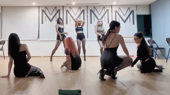 terkejut! Ambil video audit dalam satu baris? Bisakah rok AOA seperti itu lolos ulasan?