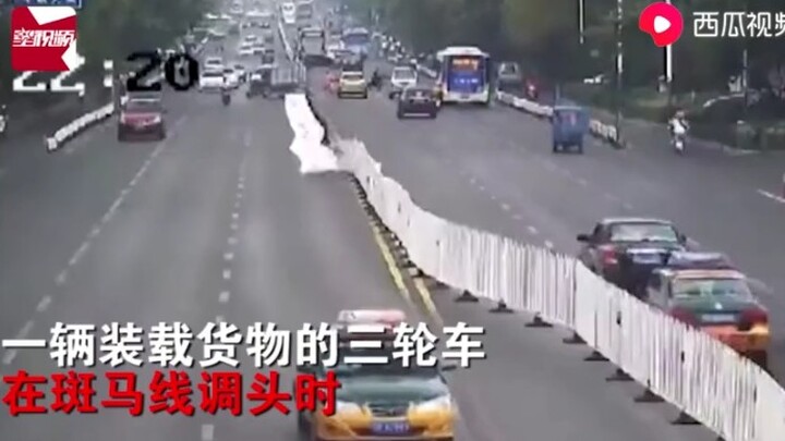 Guardrails Tipped Like Dominoes! A Tricycle in Jiangxi Tripped Over the Guardrails, Scratched Two Ca
