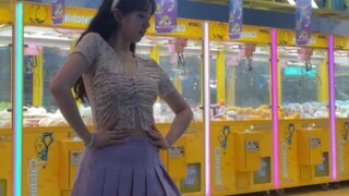 Bunga bermotif bunga dan rok pendek begitu girly. Siapa yang bisa menolak lagu "Shake It" di musim p