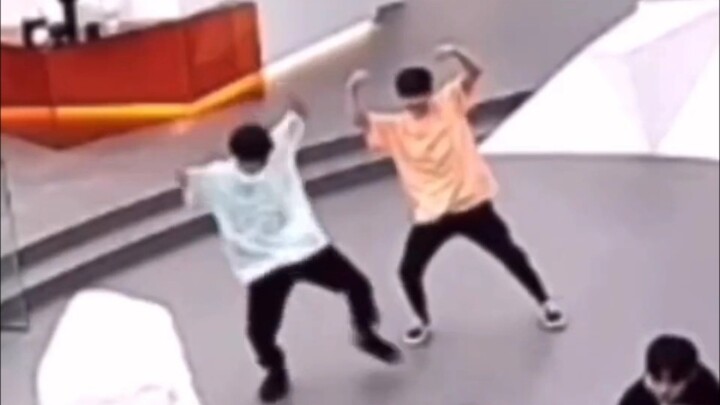 【لي شيتشنغ】【شي مورا تسوتسو】بدأوا في التنافس بالرقص منذ اليوم الأول الذي التقيا فيه عام 1771