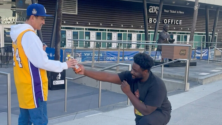 Người qua đường thử uống trà đá trên sân nhà Los Angeles Lakers