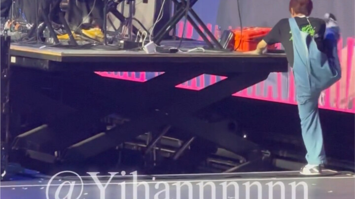 【คิมซึงมิน】เด็กน้อยที่ไม่ย่อท้อ อยากปีนขึ้นเวทีไปเล่นกับพี่ๆ วงดนตรี