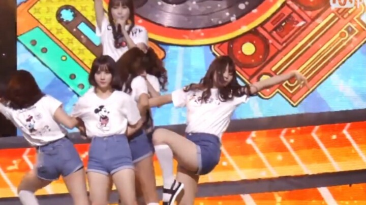 GFRIEND đã biểu diễn vũ đạo gốc của "NAVILLERA" trên sân khấu trước đó, giống như một chú bướm dang 