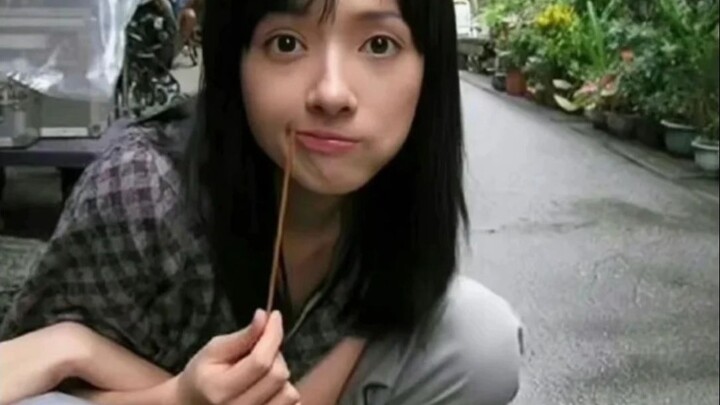 Early Photos of Guo Biting: Gentle, Cool, and Lively — If There’s a Queen of Long Black Hair in Chin