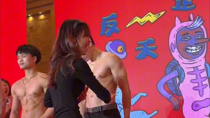 เจ้าชายรสเผ็ดได้จัดงาน "ประกวดวัวและม้าแสนสุข" ประจำปี โดยมีผู้นำขึ้นแสดงและพนักงานเป็นกรรมการ ผู้นำ