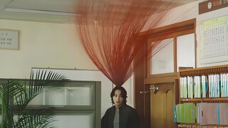 男人只是无意间捡到了一副眼镜，没想到就当他将眼镜戴上去后，竟发现同事头顶上都出现了红线