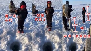 طفل يبلغ من العمر 6 سنوات يصطاد سمكة بحجم جسمه في أول رحلة صيد له