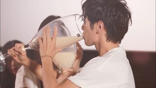 李汶翰&鹤男《你就在我身边》首映现场喝交杯奶茶！旺旺：浪漫暂停！奶茶减糖了没有？