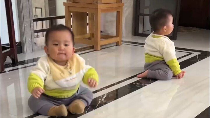 双胞胎兄弟两人两个爬法，一个铁拐李一个鬼脚七，一个膝盖磨烂了，一个腚磨烂了，裤子再换过来穿