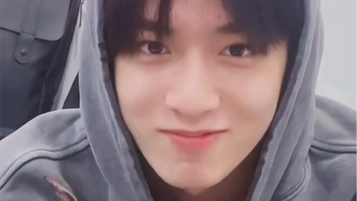 ليو ياوون/ تحدي الخفقان عند التقاء النظرات مع الجرو الصغير