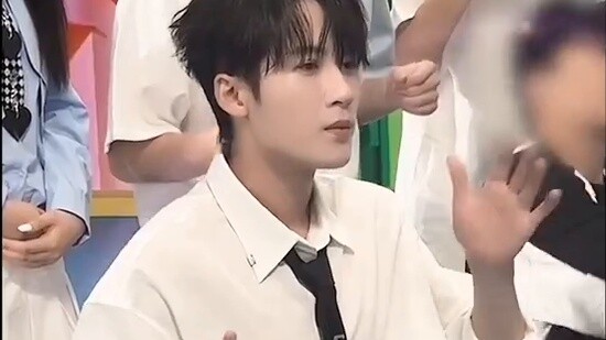 All members of the 6th group are in C position! See my precious unicorn arm again! The hot dance sta