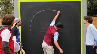 小伙们挑战徒手画圆，最后的结果让人难以相信