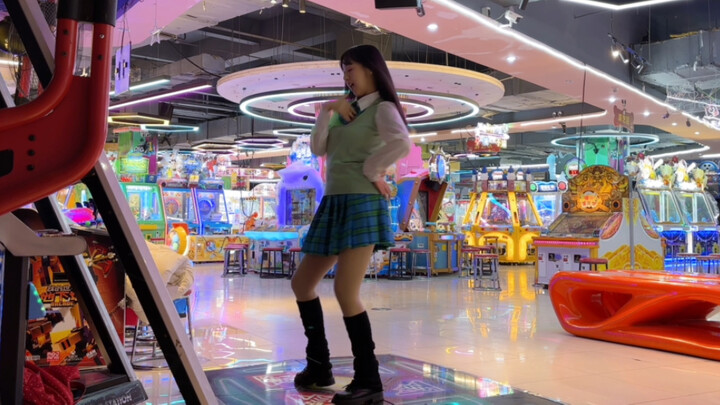 Innocent JK girl dances solo in an empty arcade~