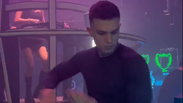 Adakah yang lebih mahir daripada saya dalam menggoyangnya? Tag saja