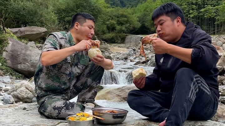 Dùng khoai tây, khoai lang và đậu cô ve, dưa chuột cùng ngô làm một nồi súp tam bảo thật to, mấy anh