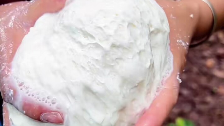 Mềm mềm bóp thử xem có nhiều nước không, còn cứng thì bỏ thẳng vào rổ. Hôm nay mình gánh được ba rổ 