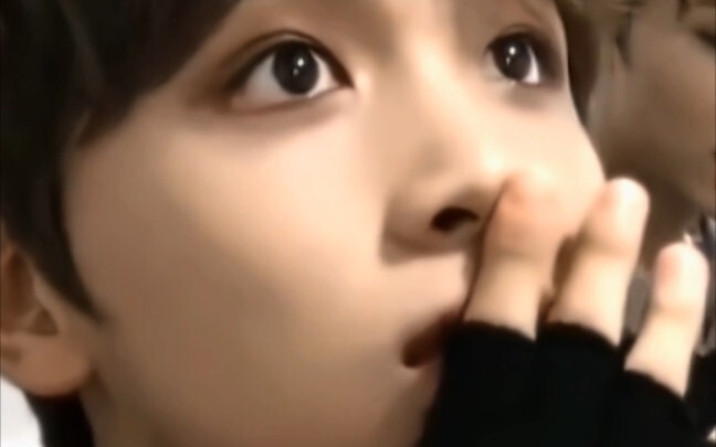 Hình ảnh Kai-chan trong mắt Seongchan và Jisung, ánh mắt nhìn xuống 45°… có phải là như thế không mọ