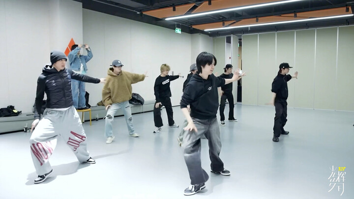 [Times Youth League] No fancy camera tricks—this practice room looks this good even without makeup o