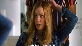 女孩因为头痛来到理发馆，看到女孩头上的东西，托尼老师瞪大眼睛