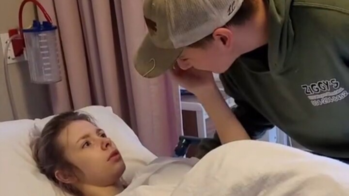 Reaksi saat bertemu pacar setelah operasi dengan anestesi total: jelas banget ini cinta sejati!