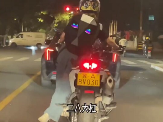 Menunggu lampu lalu lintas saja sudah sangat ramai