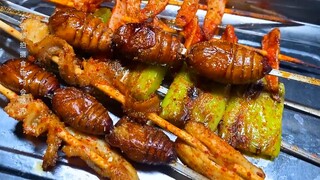 บนถนนสายนี้กลับมีร้านเต้าหู้เหม็นเก่าแก่ที่ซ่อนอยู่มานานนับสิบปี และยังมีปลาหมึกย่างที่ได้ชื่อว่าสวย