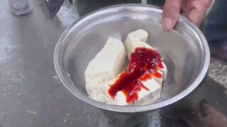 Kedinginan? Saat seperti ini, makan semangkuk tahu panas dengan saus pedas sungguh luar biasa!