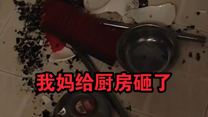 Mẹ tôi đã đập nát nhà bếp